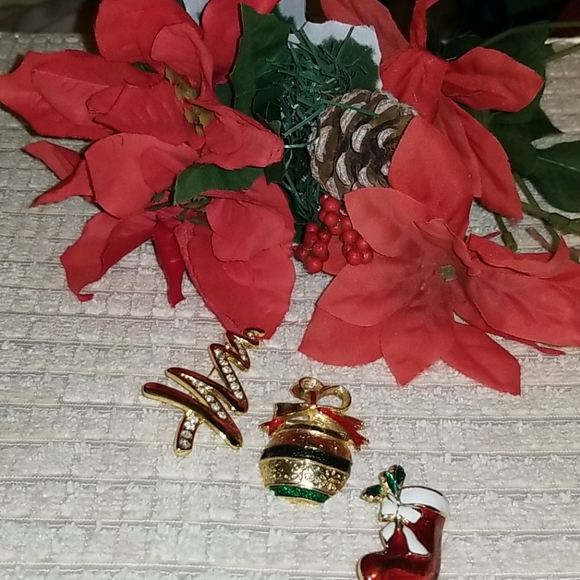 CHRISTMAS PINS - Picture 2 of 4